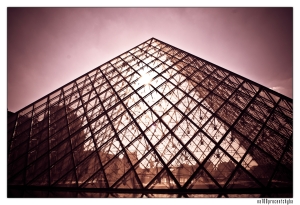 szklana piramida przed luwrem